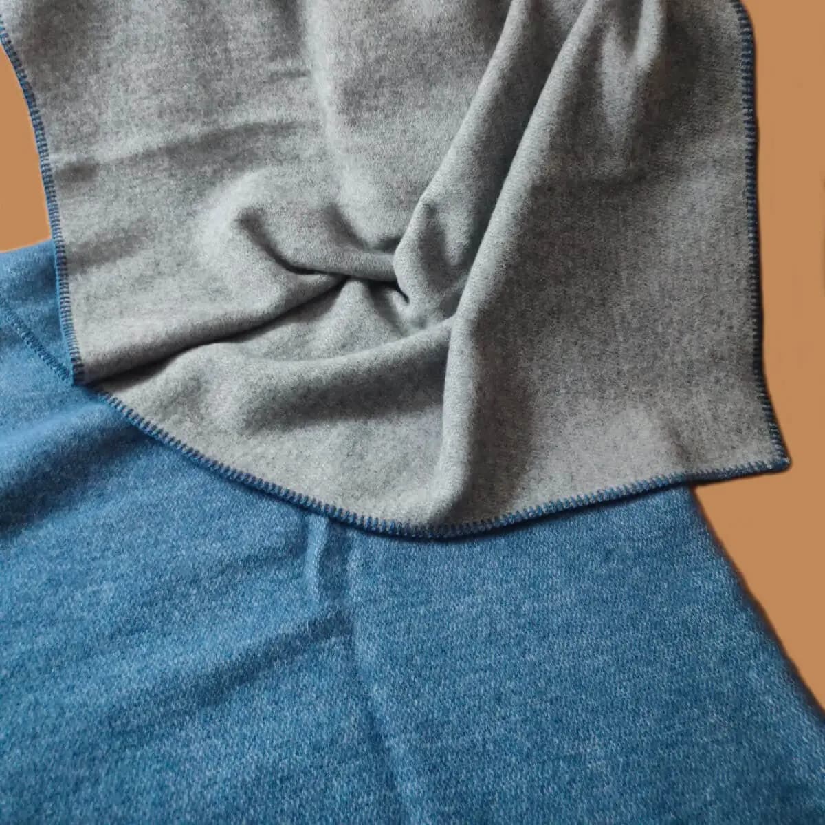 Couverture réversible en laine 100 % – bleu et gris clair - View 4
