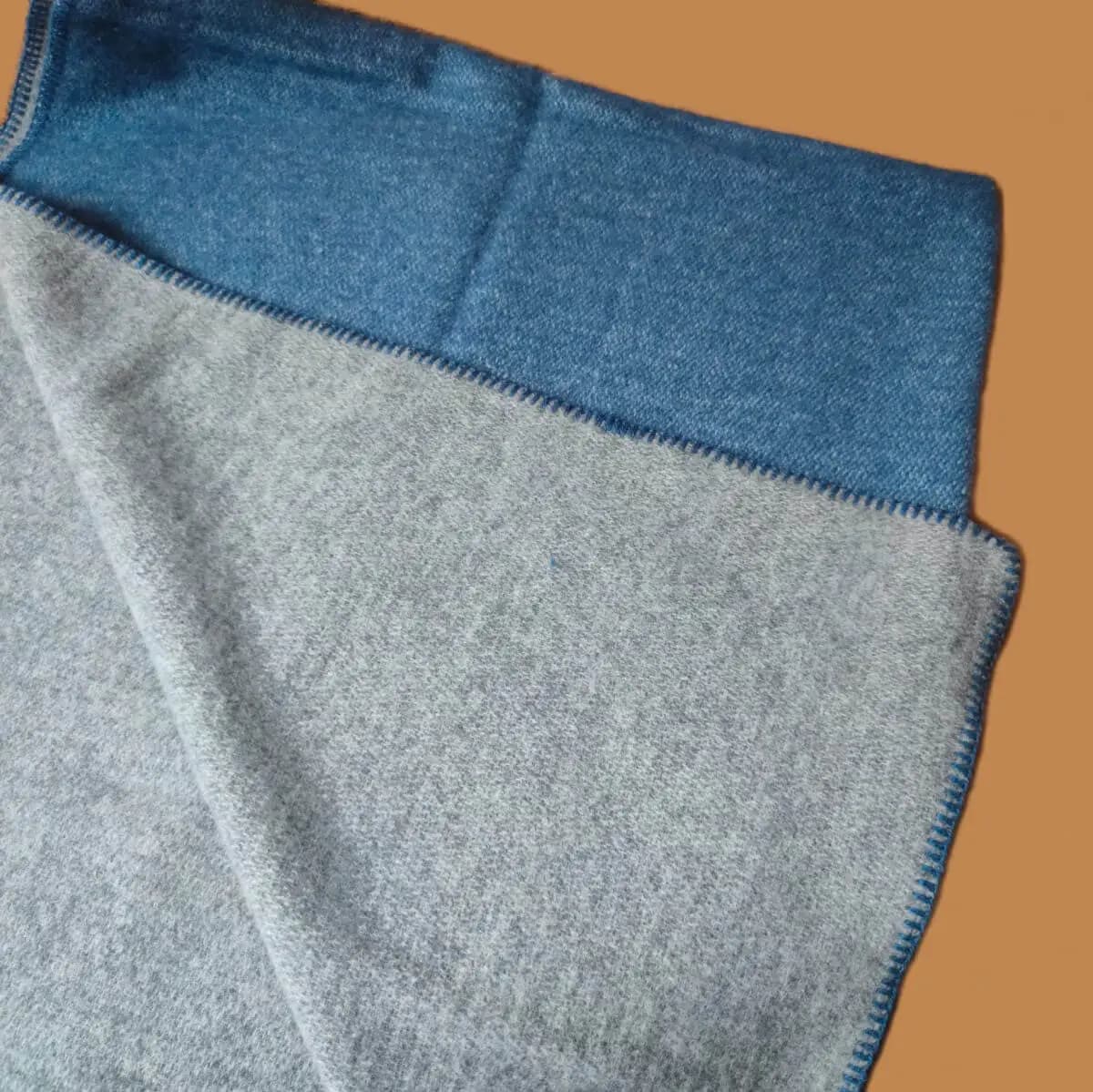Couverture réversible en laine 100 % – bleu et gris clair - View 2