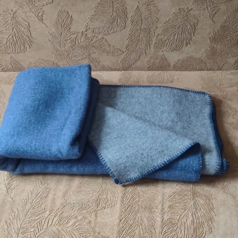 Couverture réversible en laine 100 % – bleu et gris clair - View 3