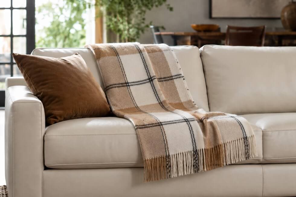 How to Arrange a Throw Blanket on a Sofa: 4 Practical Ideas